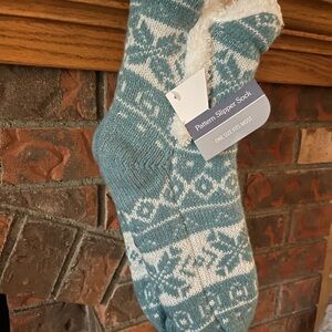 NWT FLUFFY SWEATER SOCKS WITH GRIPPERS ON BOTTOM!🎉🎁. ONE SIZE FITS MOST